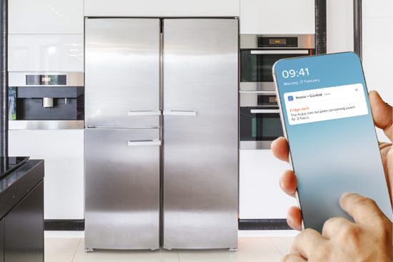 Über ein Smartphone wird der Status des vernetzten Kühlschranks abgefragt